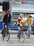 Amsterdam 10 oktober 2013
Chris Zegers met zijn vriendin Marije Braber en hun zoontje Eden op de fiets.
