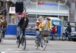 Amsterdam 10 oktober 2013
Chris Zegers met zijn vriendin Marije Braber en hun zoontje Eden op de fiets.
