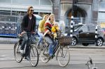 Amsterdam 10 oktober 2013
Chris Zegers met zijn vriendin Marije Braber en hun zoontje Eden op de fiets.