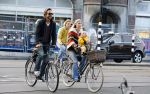 Amsterdam 10 oktober 2013
Chris Zegers met zijn vriendin Marije Braber en hun zoontje Eden op de fiets.