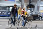 Amsterdam 10 oktober 2013
Chris Zegers met zijn vriendin Marije Braber en hun zoontje Eden op de fiets.