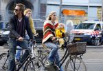 Amsterdam 10 oktober 2013
Chris Zegers met zijn vriendin Marije Braber en hun zoontje Eden op de fiets.
