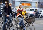 Amsterdam 10 oktober 2013
Chris Zegers met zijn vriendin Marije Braber en hun zoontje Eden op de fiets.