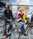 Amsterdam 10 oktober 2013
Chris Zegers met zijn vriendin Marije Braber en hun zoontje Eden op de fiets.
