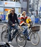 Amsterdam 10 oktober 2013
Chris Zegers met zijn vriendin Marije Braber en hun zoontje Eden op de fiets.