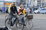 Amsterdam 10 oktober 2013
Chris Zegers met zijn vriendin Marije Braber en hun zoontje Eden op de fiets.