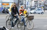 Amsterdam 10 oktober 2013
Chris Zegers met zijn vriendin Marije Braber en hun zoontje Eden op de fiets.