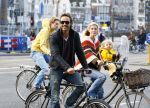 Amsterdam 10 oktober 2013
Chris Zegers met zijn vriendin Marije Braber en hun zoontje Eden op de fiets.