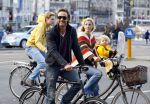 Amsterdam 10 oktober 2013
Chris Zegers met zijn vriendin Marije Braber en hun zoontje Eden op de fiets.