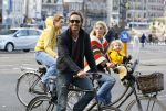 Amsterdam 10 oktober 2013
Chris Zegers met zijn vriendin Marije Braber en hun zoontje Eden op de fiets.