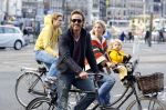 Amsterdam 10 oktober 2013
Chris Zegers met zijn vriendin Marije Braber en hun zoontje Eden op de fiets.