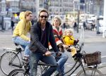 Amsterdam 10 oktober 2013
Chris Zegers met zijn vriendin Marije Braber en hun zoontje Eden op de fiets.