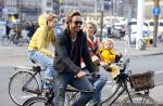 Amsterdam 10 oktober 2013
Chris Zegers met zijn vriendin Marije Braber en hun zoontje Eden op de fiets.