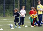 Hamburg 12 september 2013
Damian v d Vaart bij de voetbaltraining. De aupair met vriend en Sabia Boulahrouz staan te kijken.