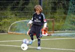 Hamburg 12 september 2013
Damian v d Vaart bij de voetbaltraining. De aupair met vriend en Sabia Boulahrouz staan te kijken.