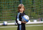 Hamburg 12 september 2013
Damian v d Vaart bij de voetbaltraining. De aupair met vriend en Sabia Boulahrouz staan te kijken.