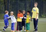 Hamburg 12 september 2013
Damian v d Vaart bij de voetbaltraining. De aupair met vriend en Sabia Boulahrouz staan te kijken.