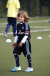 Hamburg 12 september 2013
Damian v d Vaart bij de voetbaltraining. De aupair met vriend en Sabia Boulahrouz staan te kijken.