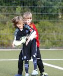 Hamburg 12 september 2013
Damian v d Vaart bij de voetbaltraining. De aupair met vriend en Sabia Boulahrouz staan te kijken.