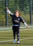 Hamburg 12 september 2013
Damian v d Vaart bij de voetbaltraining. De aupair met vriend en Sabia Boulahrouz staan te kijken.