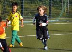 Hamburg 12 september 2013
Damian v d Vaart bij de voetbaltraining. De aupair met vriend en Sabia Boulahrouz staan te kijken.