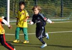 Hamburg 12 september 2013
Damian v d Vaart bij de voetbaltraining. De aupair met vriend en Sabia Boulahrouz staan te kijken.