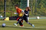 Hamburg 12 september 2013
Damian v d Vaart bij de voetbaltraining. De aupair met vriend en Sabia Boulahrouz staan te kijken.