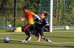 Hamburg 12 september 2013
Damian v d Vaart bij de voetbaltraining. De aupair met vriend en Sabia Boulahrouz staan te kijken.