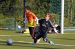 Hamburg 12 september 2013
Damian v d Vaart bij de voetbaltraining. De aupair met vriend en Sabia Boulahrouz staan te kijken.