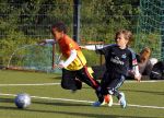Hamburg 12 september 2013
Damian v d Vaart bij de voetbaltraining. De aupair met vriend en Sabia Boulahrouz staan te kijken.