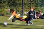 Hamburg 12 september 2013
Damian v d Vaart bij de voetbaltraining. De aupair met vriend en Sabia Boulahrouz staan te kijken.