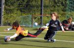 Hamburg 12 september 2013
Damian v d Vaart bij de voetbaltraining. De aupair met vriend en Sabia Boulahrouz staan te kijken.