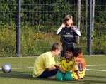 Hamburg 12 september 2013
Damian v d Vaart bij de voetbaltraining. De aupair met vriend en Sabia Boulahrouz staan te kijken.