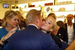 Oosterbeek 14 september 2013
Ronald Koeman op de Skin Cosmetics winkel van zijn vrouw Bartina en ochter Debbie.