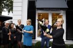 Oosterbeek 14 september 2013
Ronald Koeman op de Skin Cosmetics winkel van zijn vrouw Bartina en ochter Debbie.