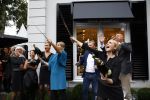 Oosterbeek 14 september 2013
Ronald Koeman op de Skin Cosmetics winkel van zijn vrouw Bartina en ochter Debbie.