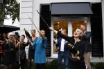 Oosterbeek 14 september 2013
Ronald Koeman op de Skin Cosmetics winkel van zijn vrouw Bartina en ochter Debbie.