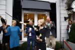 Oosterbeek 14 september 2013
Ronald Koeman op de Skin Cosmetics winkel van zijn vrouw Bartina en ochter Debbie.
