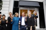 Oosterbeek 14 september 2013
Ronald Koeman op de Skin Cosmetics winkel van zijn vrouw Bartina en ochter Debbie.