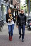 Amsterdam 26 september 2013
Demy de Zeeuw met zijn zwangere vriendin Danielle in Amsterdam zuid.