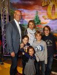 Zaandam 5 oktober 2013
Premiere Oz in de schouwburg van Zaandam.
Elle v Rijn met nieuwe vriend en kinderen