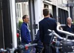 Amsterdam 5 oktober 2013
Frank de Boer met zijn dochters komen Nick Schilder en zijn vriendin  Kirsten tegen op de pc hooftstraat.