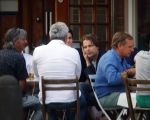Amsterdam 21 augustus 2013
Hans Teeuwen met vrienden op terras