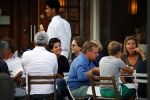 Amsterdam 21 augustus 2013
Hans Teeuwen met vrienden op terras