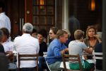 Amsterdam 21 augustus 2013
Hans Teeuwen met vrienden op terras