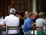 Amsterdam 21 augustus 2013
Hans Teeuwen met vrienden op terras