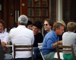 Amsterdam 21 augustus 2013
Hans Teeuwen met vrienden op terras