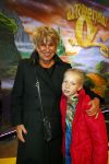 Zaandam 5 oktober 2013
Premiere Oz in de schouwburg van Zaandam.
Jenny Arean met kleindochter