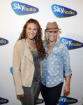 Hilversum 24 september 2013
25 jaar sky radio in studio 21 op het mediapark. Jessica Mendels met zus mandy