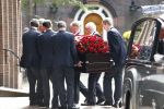Laren 2 oktober 2013
Kerkdienst naar aanleiding van het overlijden van John de mol sr in de sint Jansbasiliek. Het was enorm druk met vrienden en familie.